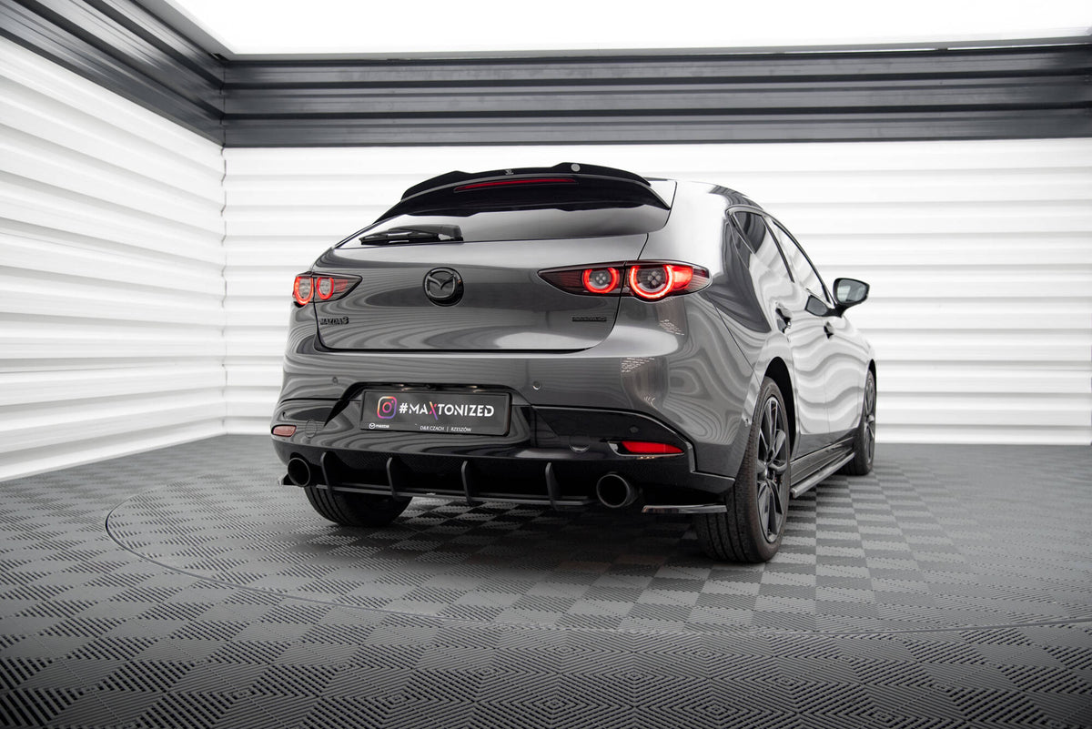 Sideflap montert på bakre støtfanger på Mazda 3 MK4 i skrå vinkel