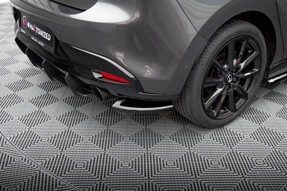 Bakre sideflaps til Mazda 3 MK4 i sort finish sett ovenfra