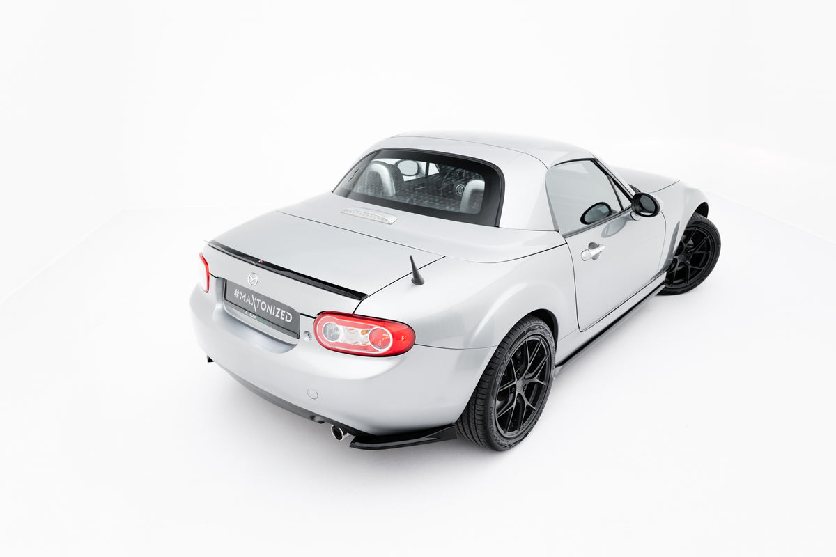 Nærbilde av sideflap bak i svart ABS-plast for Mazda MX-5 NC Facelift