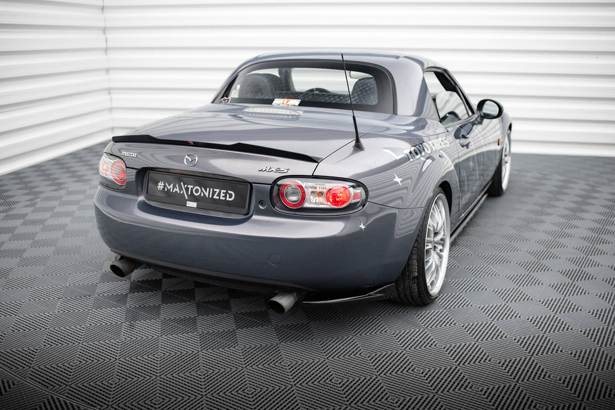 Sideflaps bak montert på Mazda MX-5 NC Mk3, skrå vinkel bakfra