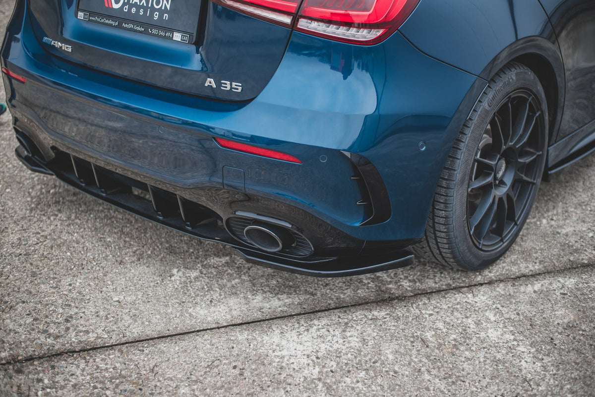 Sideflaps bak til Mercedes A35 AMG W177 i sort ABS-plast, sett ovenfra
