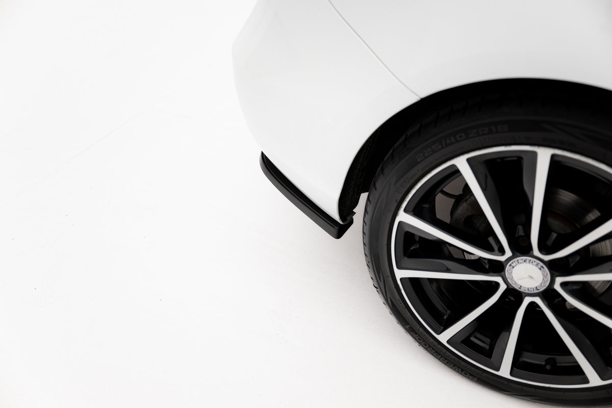 Nærbilde av sort sideflap for bakre støtfanger på Mercedes B W246