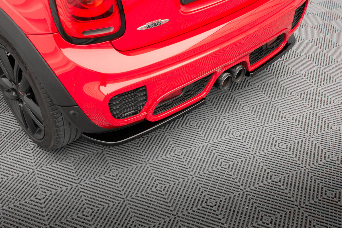 Sideflaps bak montert på Mini Cooper S John Cooper Works F56 sett fra skrå vinkel