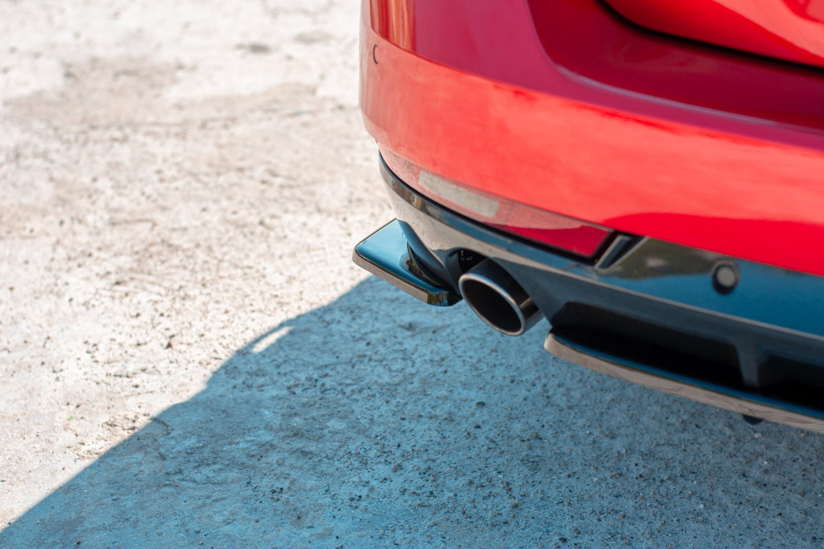 Sideflap montert på bakstøtfangeren til Peugeot 508 Petrol Mk2 i skrå vinkel