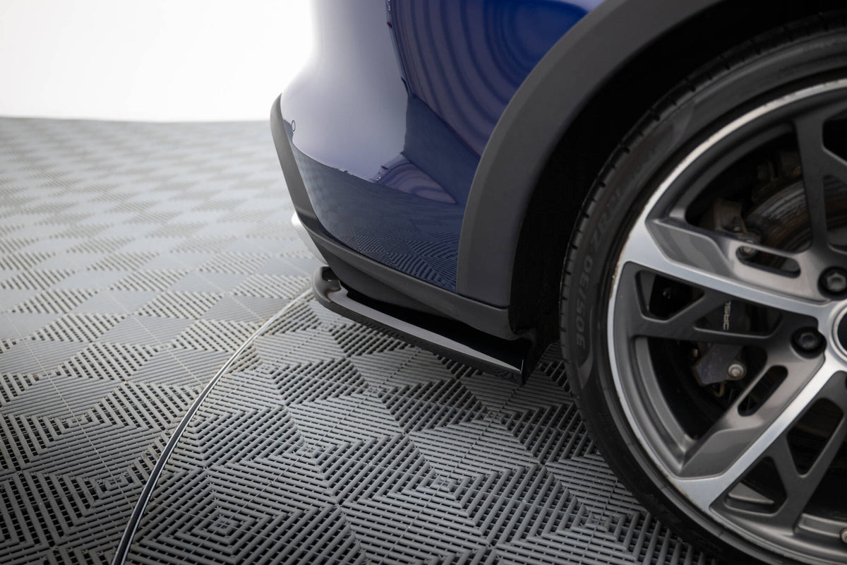 Sideflaps bak til Porsche Taycan Cross Turismo 4S sett skrått bakfra i profilvinkel