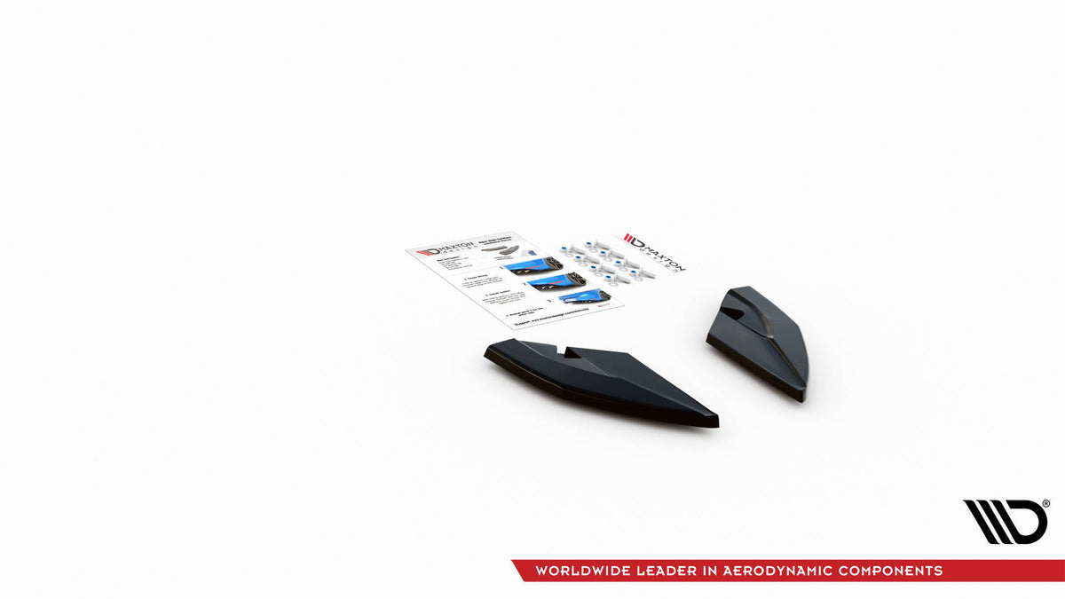 Sort sideflap bak til Seat Leon FR Hatchback MK4 vist fra skrå vinkel