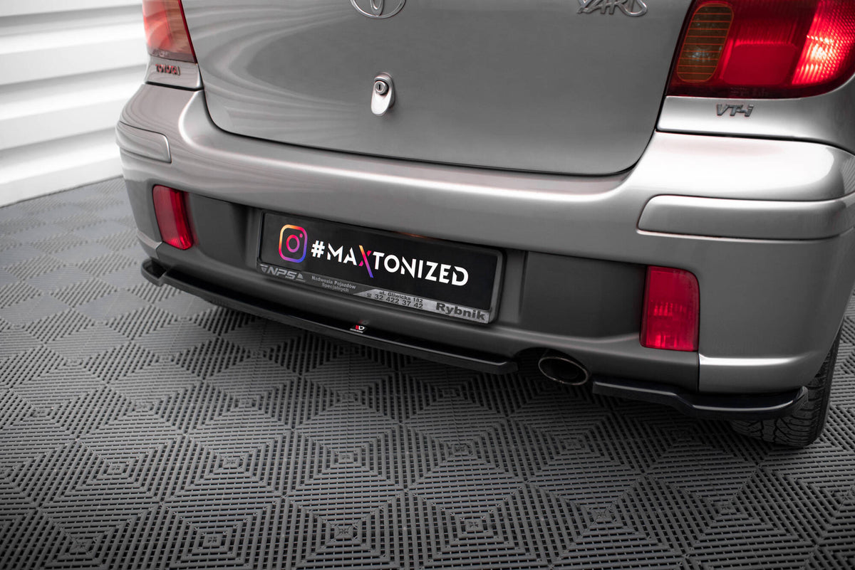Bakre sideflaps til Toyota Yaris T-Sport MK1 Facelift, sett ovenfra på sort bakgrunn
