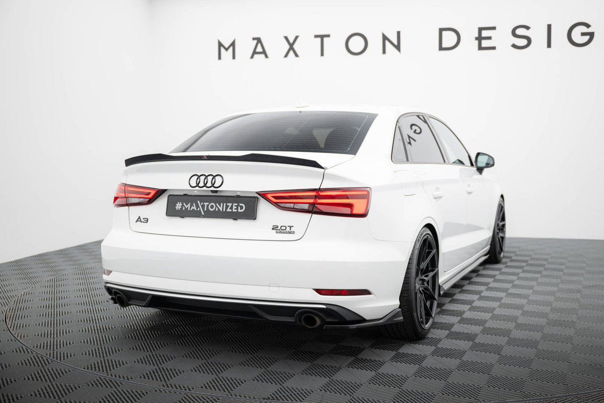 Bakre sidesplittere fra Maxton Design montert på Audi A3 Sedan, skrå vinkel bakfra