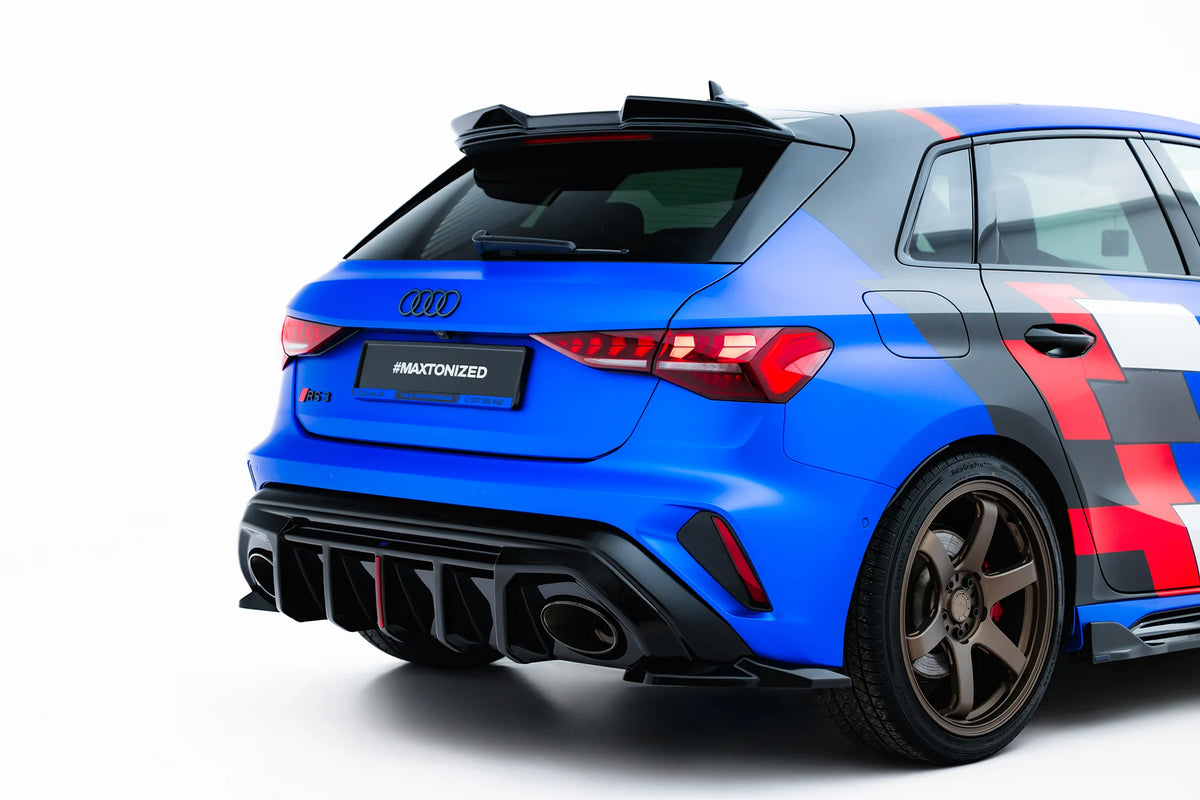 Nærbilde av Gloss Black sidesplitter bak til Audi RS3 8Y Facelift