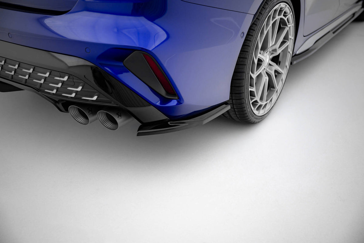 Sideflaps bak i sort finish montert på Audi S3 Sedan 8Y Facelift for et sporty utseende