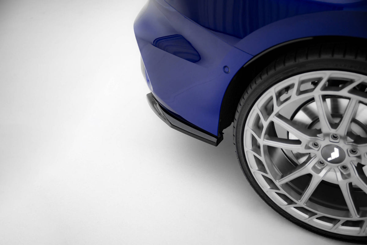 Audi S3 Sedan 8Y Facelift med sorte sideflaps bak sett fra skrått bakfra på venstre side