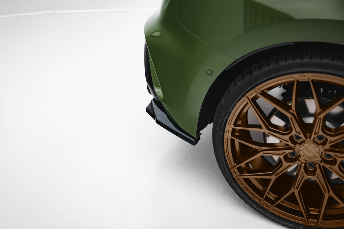 Nærbilde av bakre sideflaps V.1 til Audi S3 Sportback 8Y Facelift i matt sort materiale