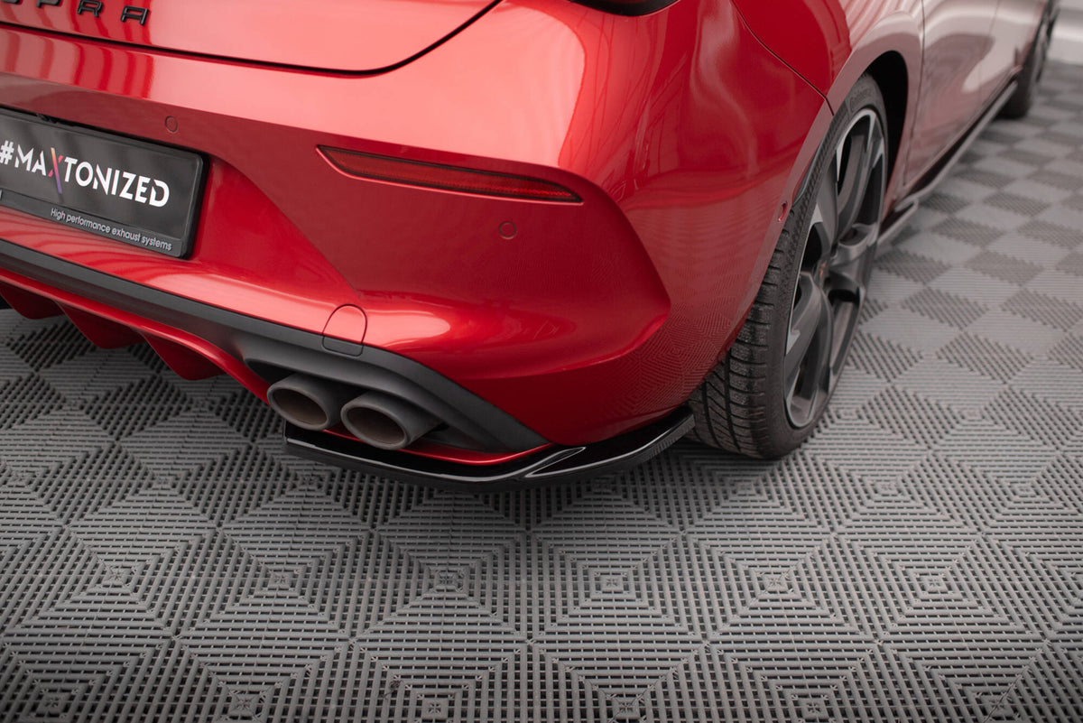 Sideflaps bak V.1 til Cupra Leon Hatchback MK1 sett ovenfra på hvit bakgrunn
