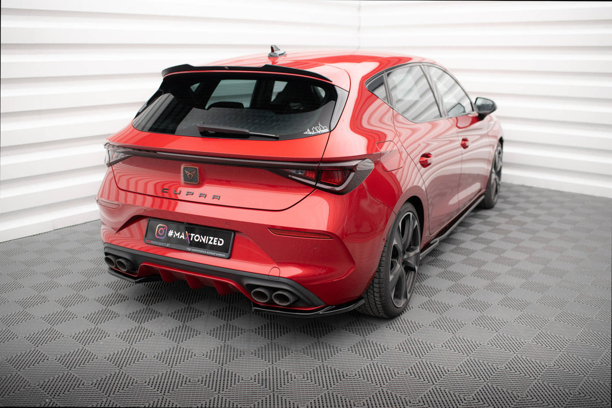 Nærbilde av sideflap bak i strukturert svart ABS-plast for Cupra Leon MK1