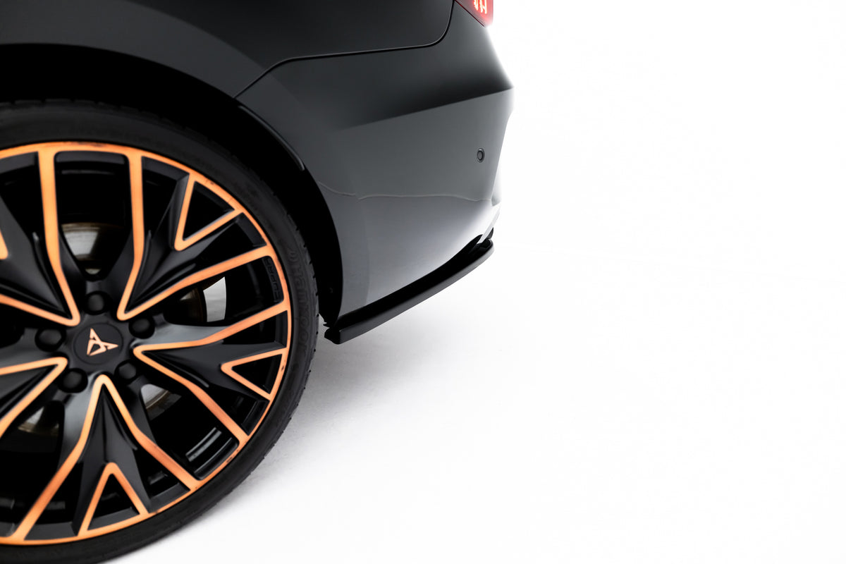 Venstre sidesplitter bak i Gloss Black til Cupra Leon ST Mk1 Facelift