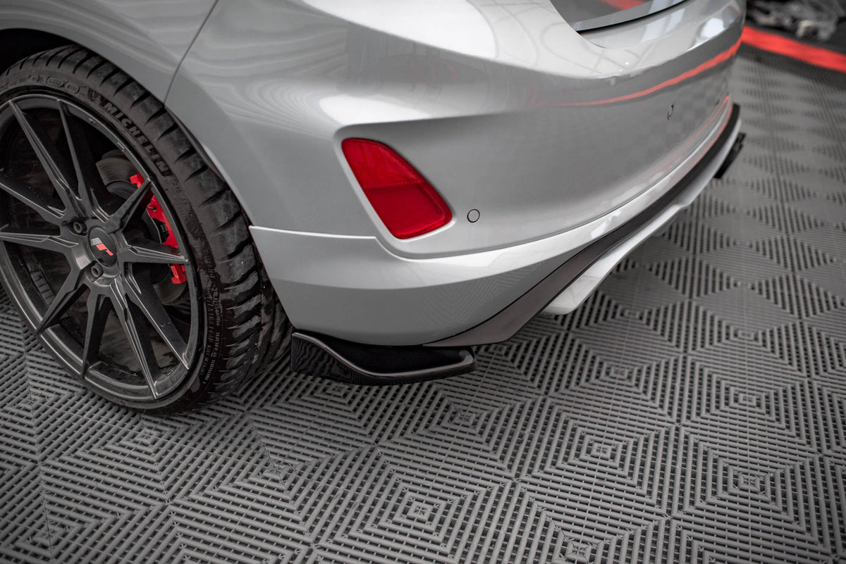 Nærbilde av bakre sideflaps i sort ABS-plast til Ford Fiesta ST Mk8