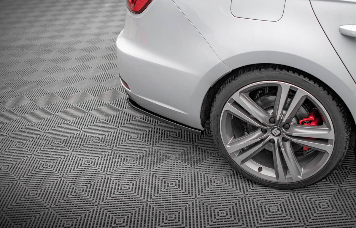 Maxton Design sideflaps montert på Seat Leon Cupra Sportstourer MK3, skrå vinkel