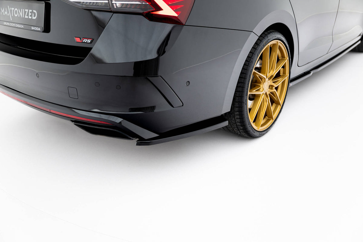 Nærbilde av sidesplitter bak i Gloss Black for Skoda Octavia RS Liftback Mk4