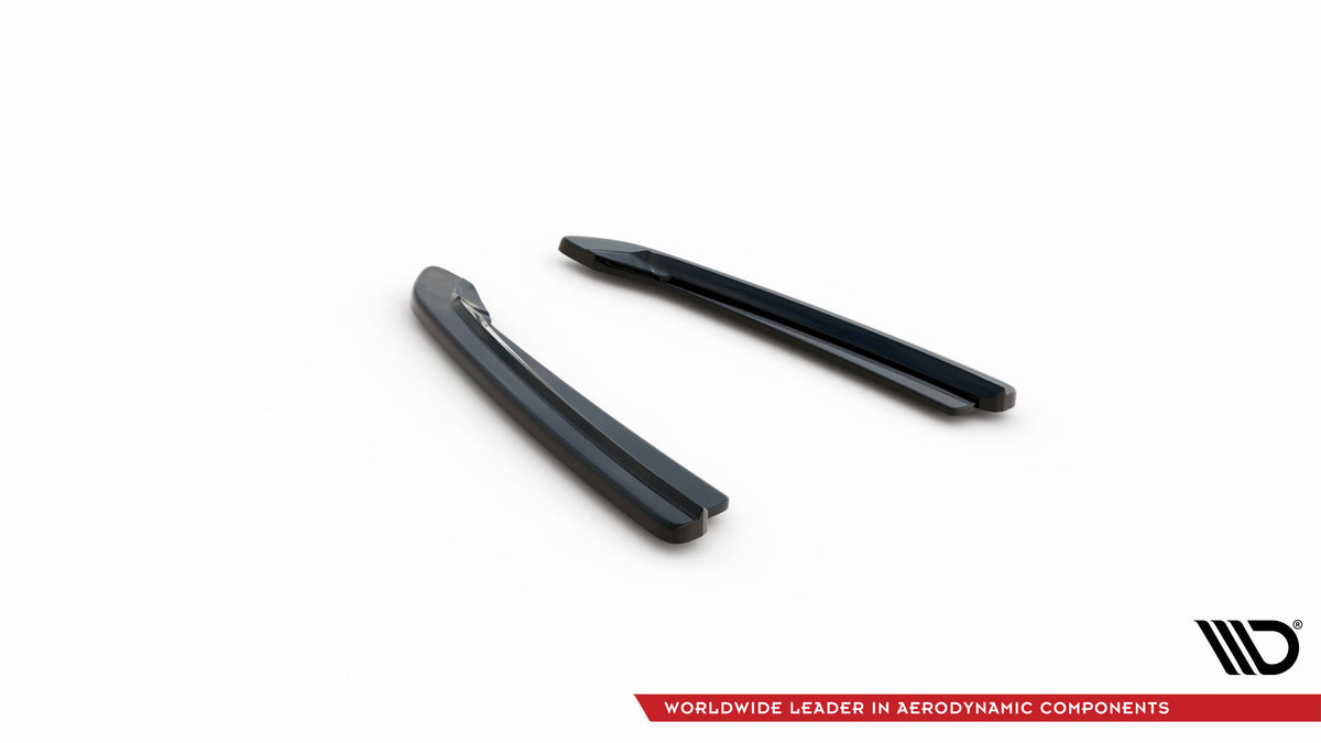 Par med bakre sideflaps til Skoda Superb Mk3 vist med monteringsutstyr