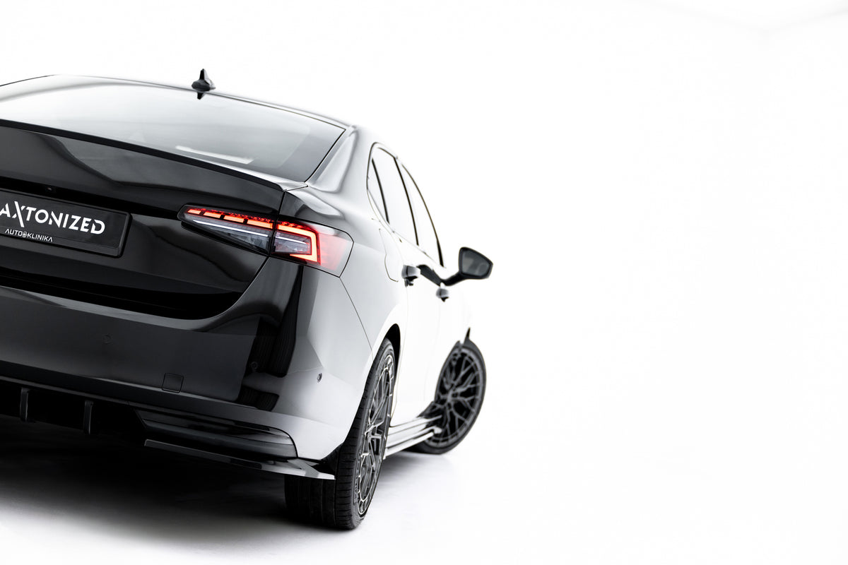 Nærbilde av sidesplitter bak montert på Skoda Superb Sportline Mk4