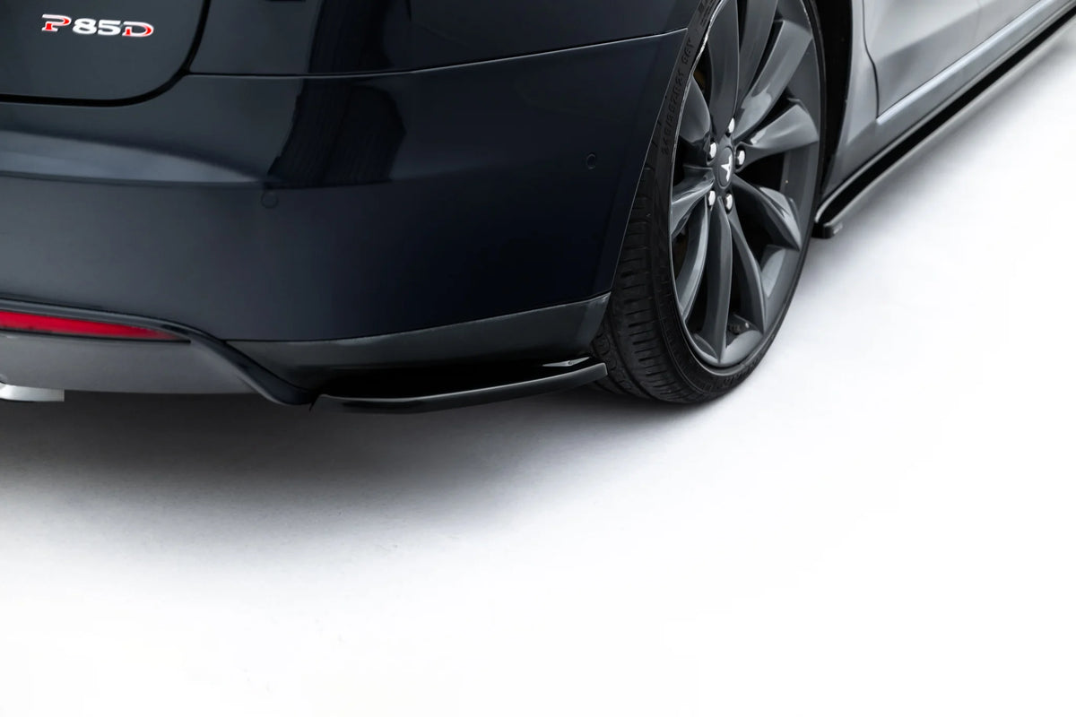 Nærbilde av sidesplitter bak montert på bakre støtfanger, Tesla Model S Mk1