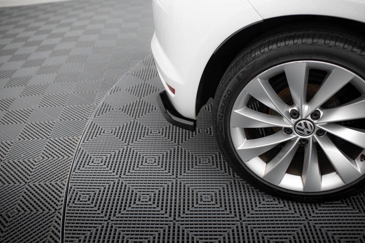 Nærbilde av bakre sidesplitter i sort ABS-plast for VW Scirocco Mk3 Facelift