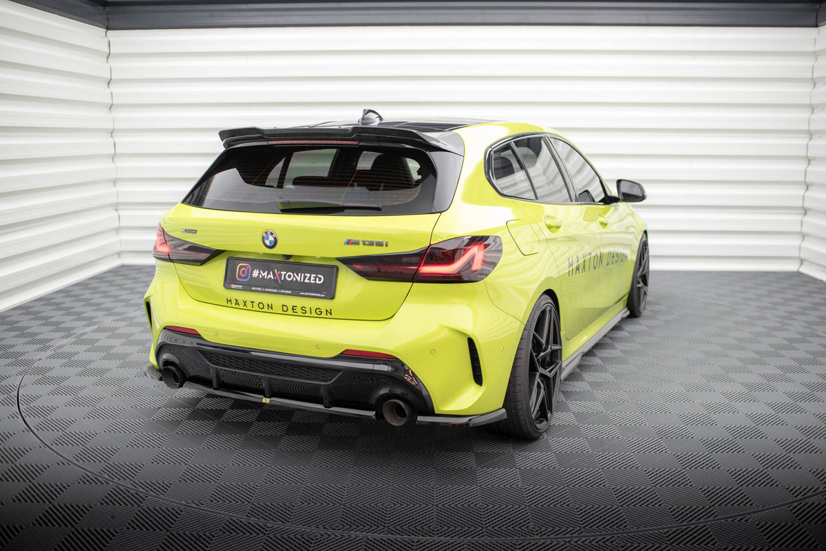 M-Maxton sideflaps bak V.11 BMW F40 M135i montert på bil sidevisning