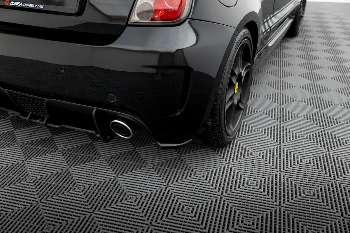 Bakre sideflaps V.2 til Abarth 500 Mk1 i sort finish sett ovenfra