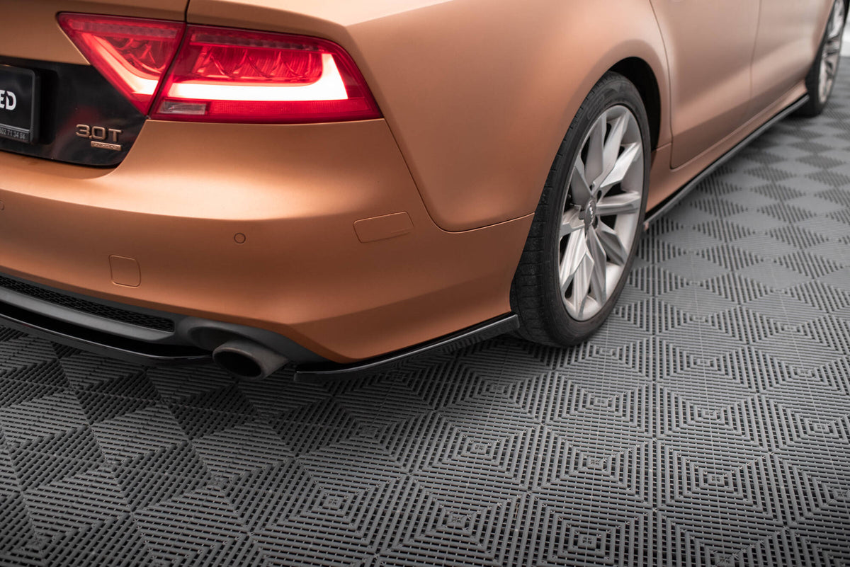Bakre sideflaps V.2 for Audi A7 S-Line C7 i sort ABS-plast sett ovenfra
