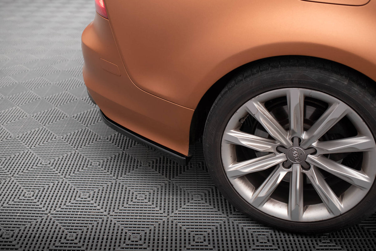 Nærbilde av bakre sideflap V.2 med strukturert sort overflate for Audi A7 C7