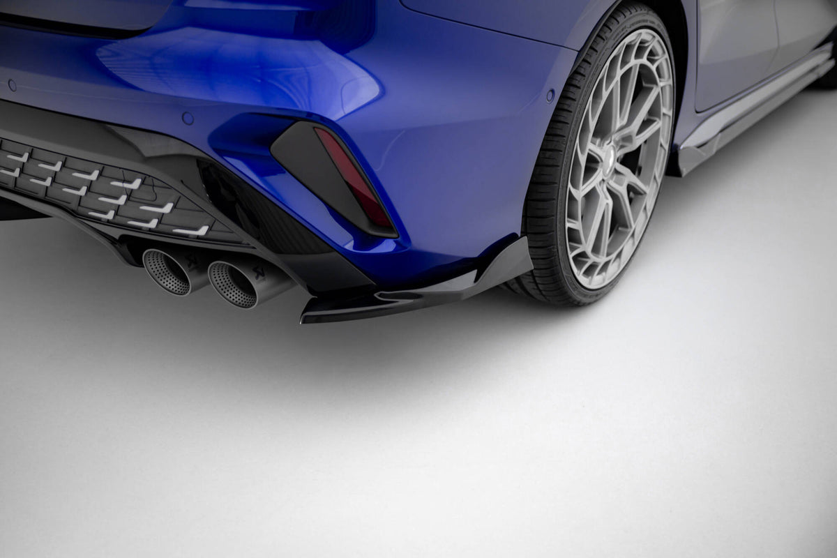 Sideflaps bak i sort finish montert på Audi S3 Sedan 8Y Facelift for et sporty og aggressivt utseende