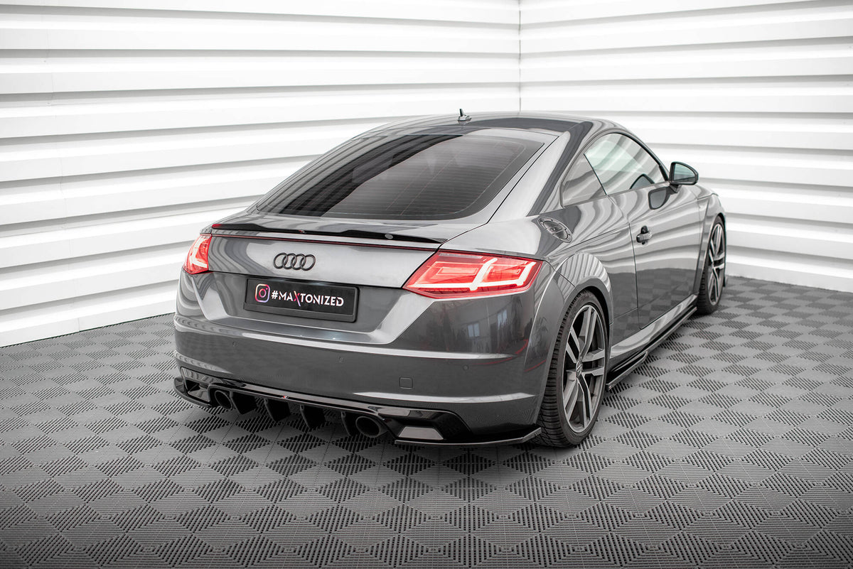 Nærbilde av bakre sideflap i ABS-plast for Audi TT S-Line 8S