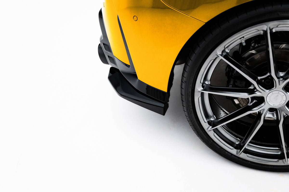 Nærbilde av bakre sideflaps RS V.2 fra Maxton Design for BMW 1 M-Pakke F70 i ABS-plast