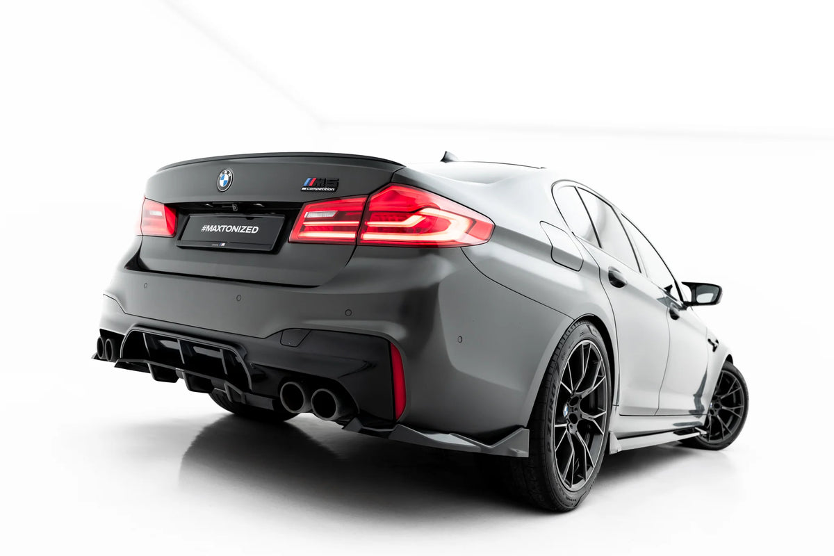 Nærbilde av sidesplitter bak i Gloss Black til BMW M5 F90