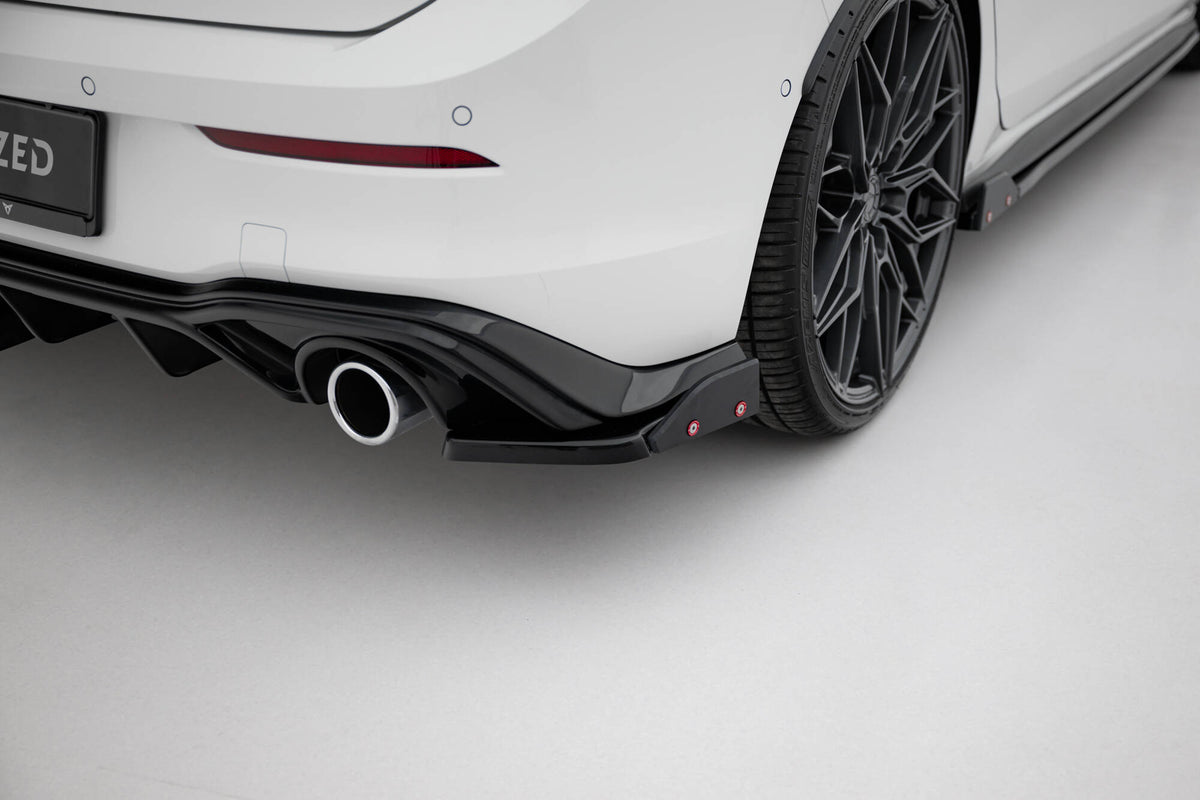 Bakre sideflaps V.2 til VW Golf 8 GTI / GTE montert på sort VW Golf 8