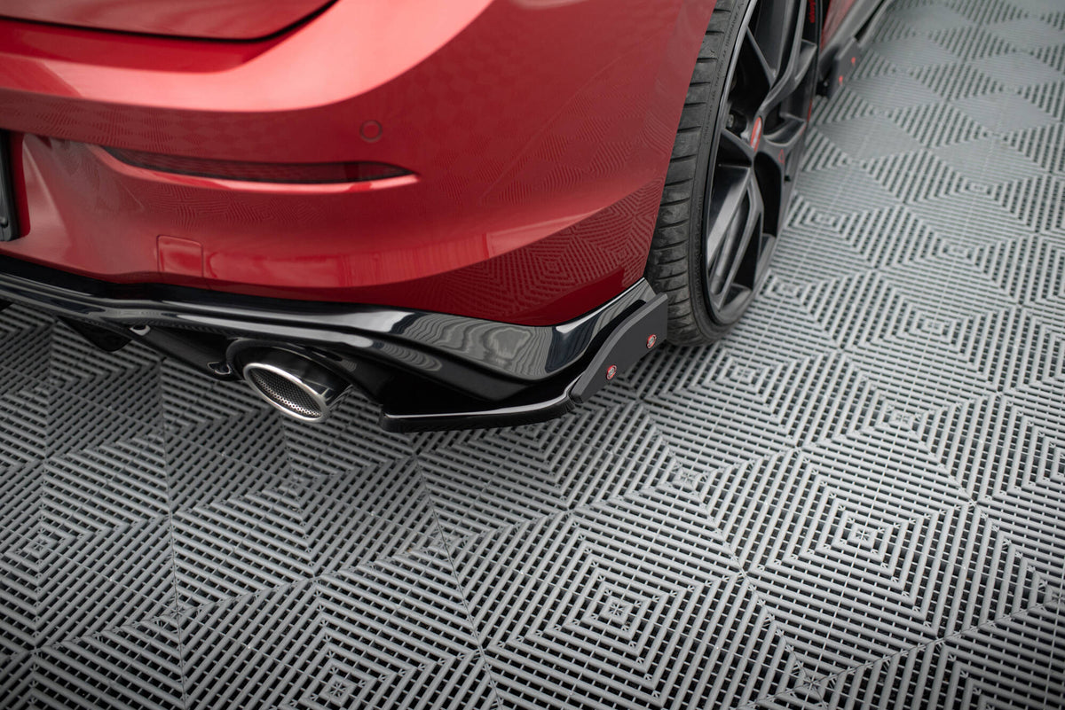Sideflaps bak V.2 til VW Golf 8 GTI / GTE sett rett bakfra med baklykter synlig