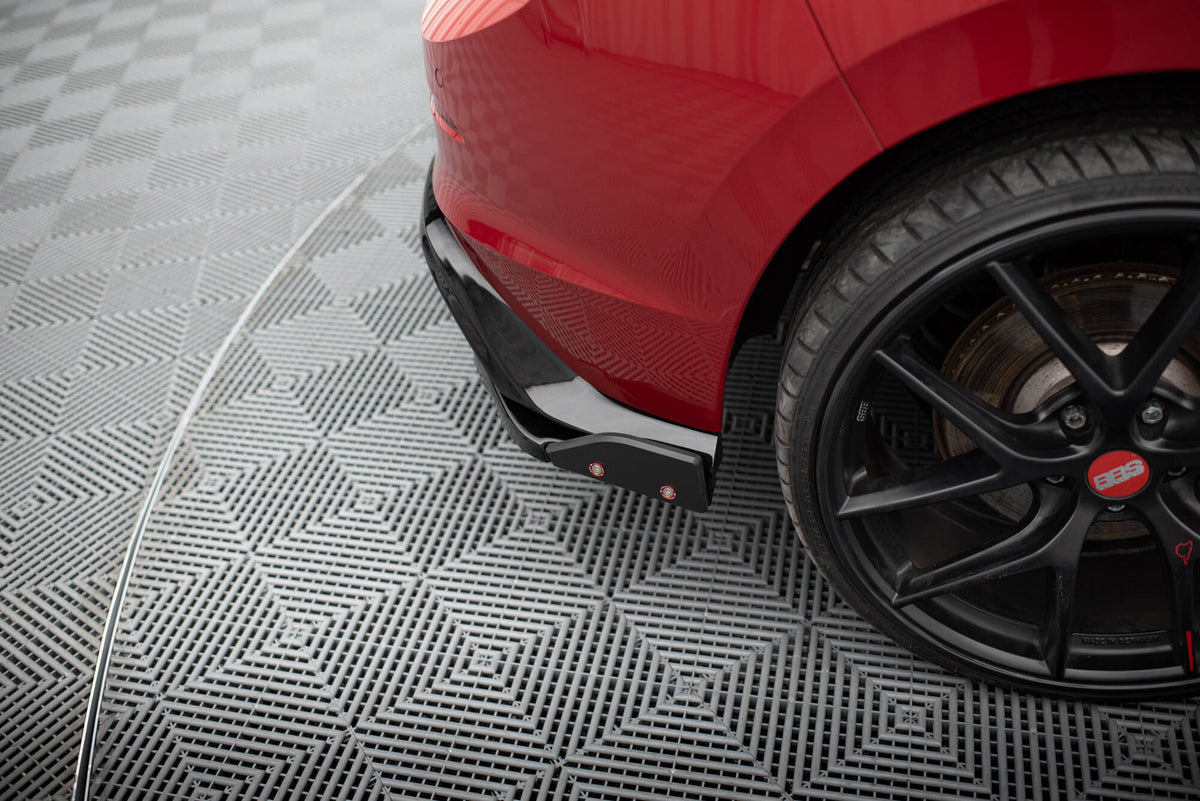 Bakre hjørnesplitter V.2 til VW Golf 8 GTI / GTE – nærbilde av overflaten med blank svart finish