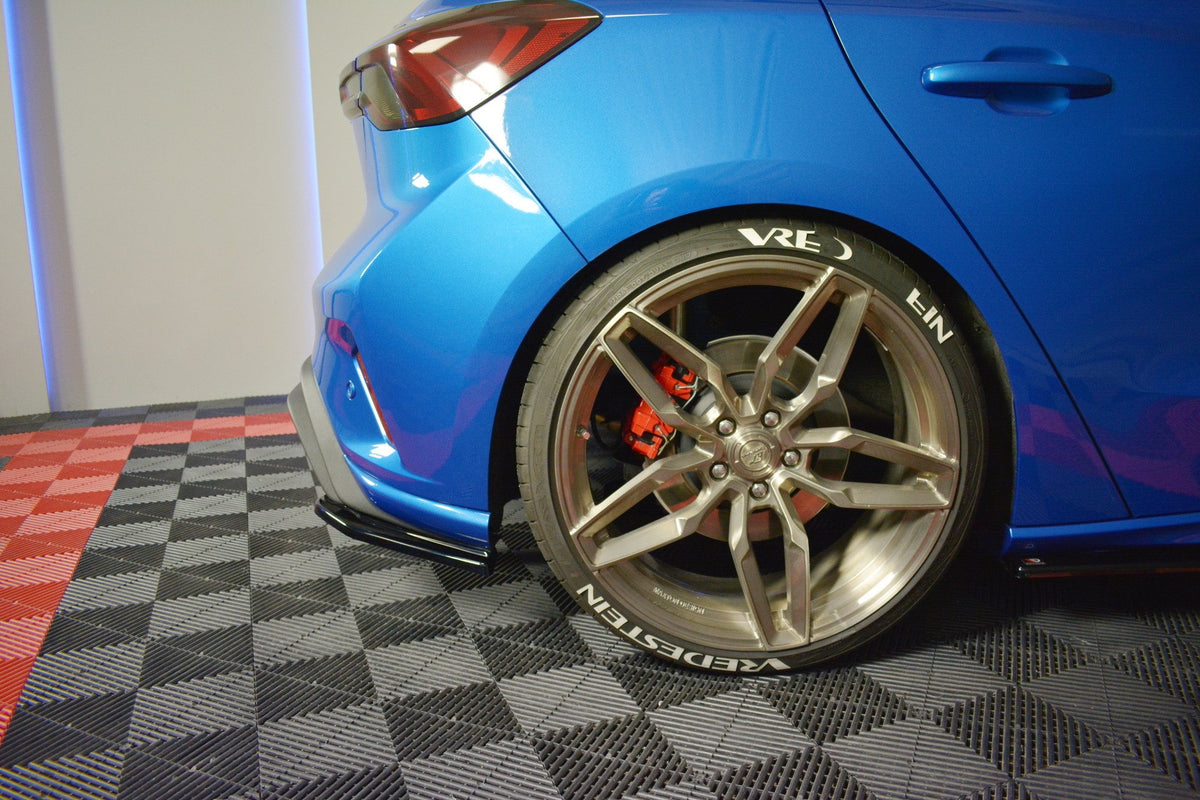 Maxton Design bakre sidesplittere montert på Ford Focus Hatchback ST-Line i skrå vinkel