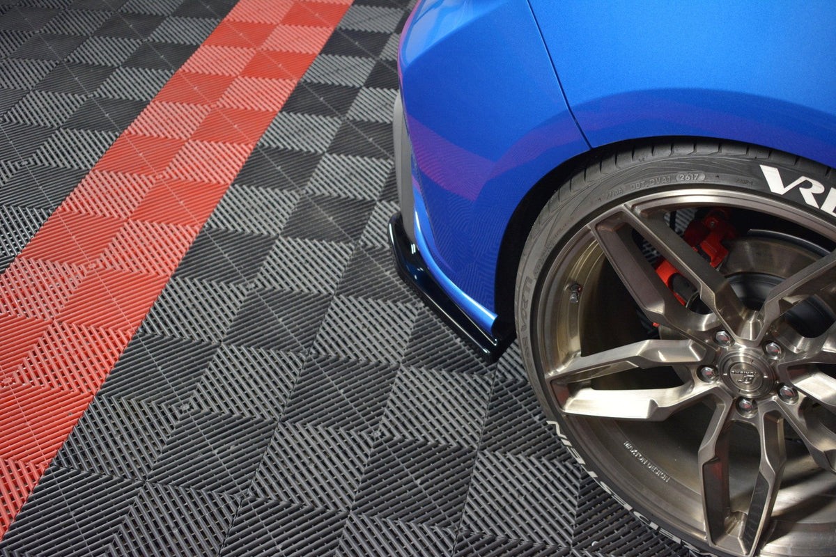 Nærbilde av ABS-overflaten på bakre sideflap V.2 for Ford Focus MK4 ST-Line