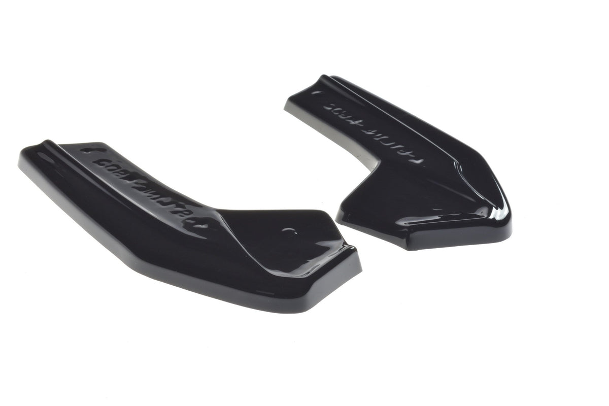 Venstre og høyre bakre sideflap for Ford Focus MK4 ST-Line lagt ut på flat overflate