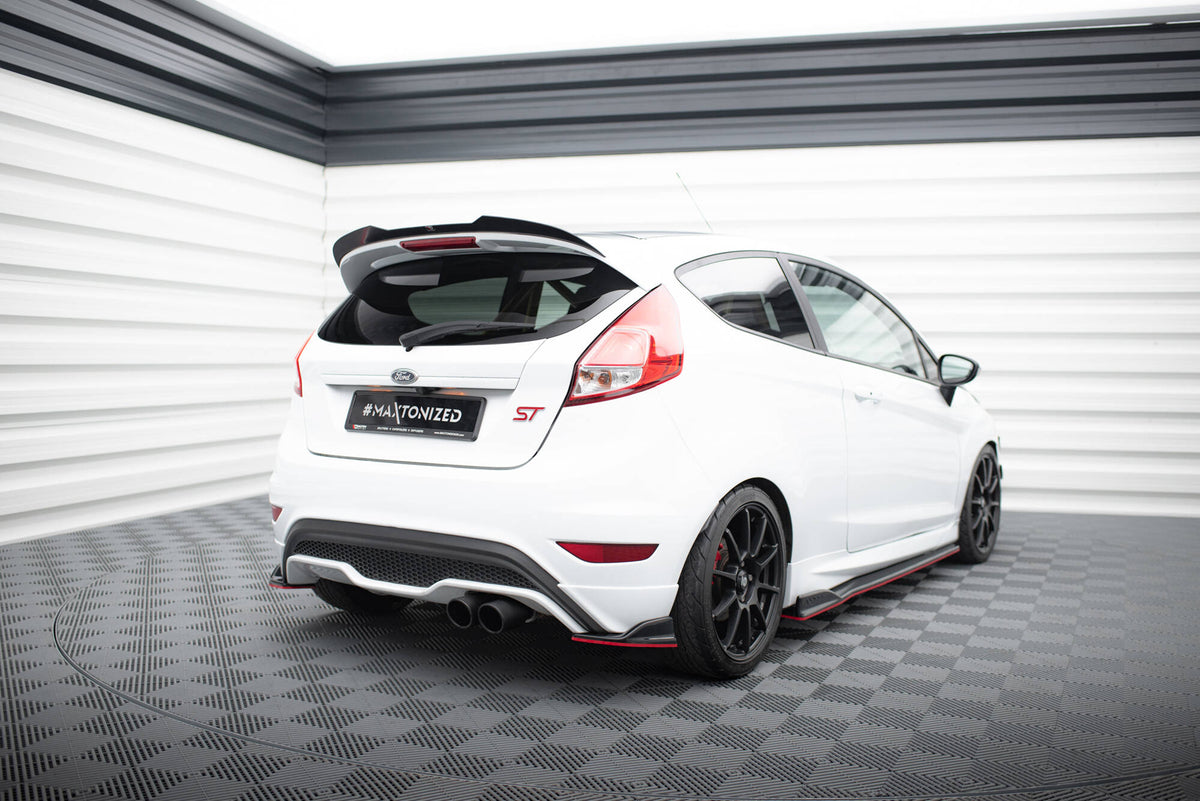 Nærbilde av sideflap bak i sort ABS-plast for Fiesta ST MK7