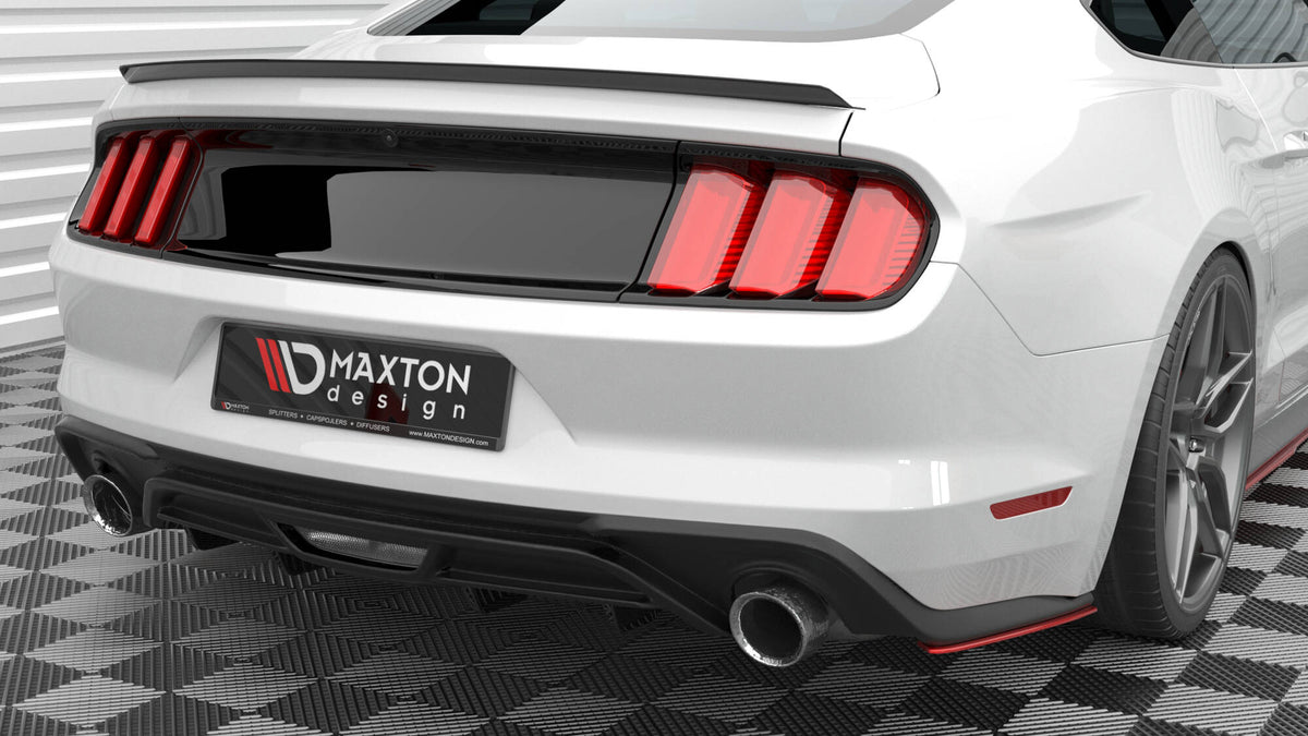 Bakre sideflaps V.2 til Ford Mustang GT Facelift montert på bil, sett bakfra