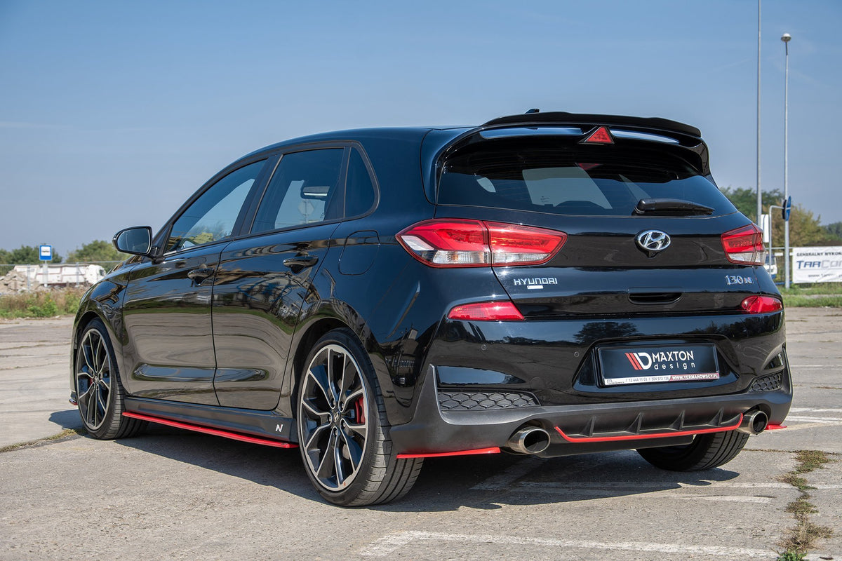 Røde sidepaneler montert på bakre støtfanger, Hyundai i30 N Hatchback, nærbilde