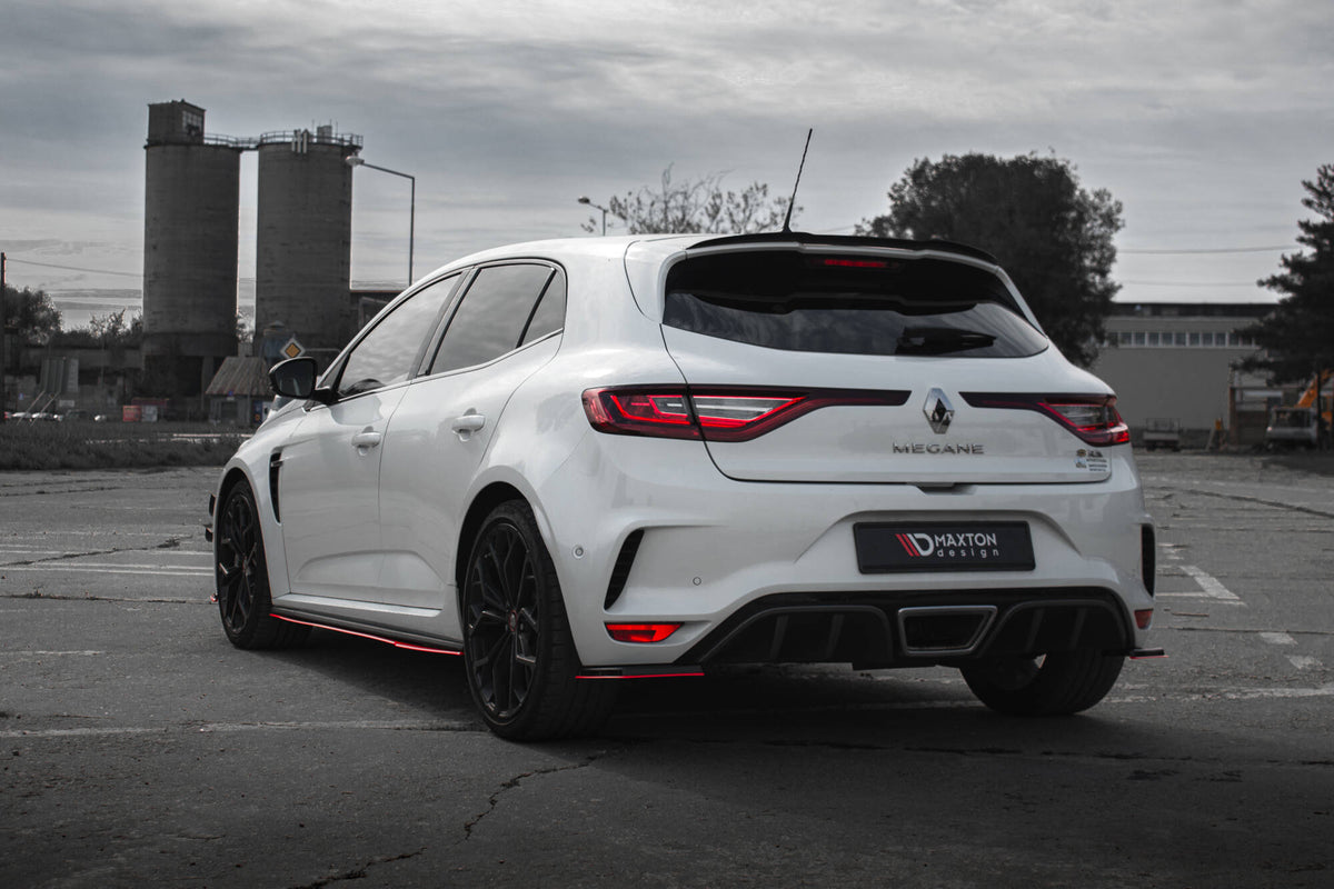 Bakre side splitter for Megane RS MK4 i nærbilde med synlig UV-coating på ABS-plast