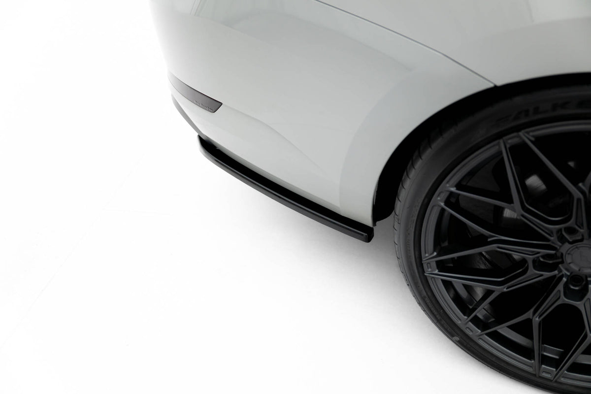 Nærbilde av bakre sideflap i ABS-plast til Skoda Superb MK3