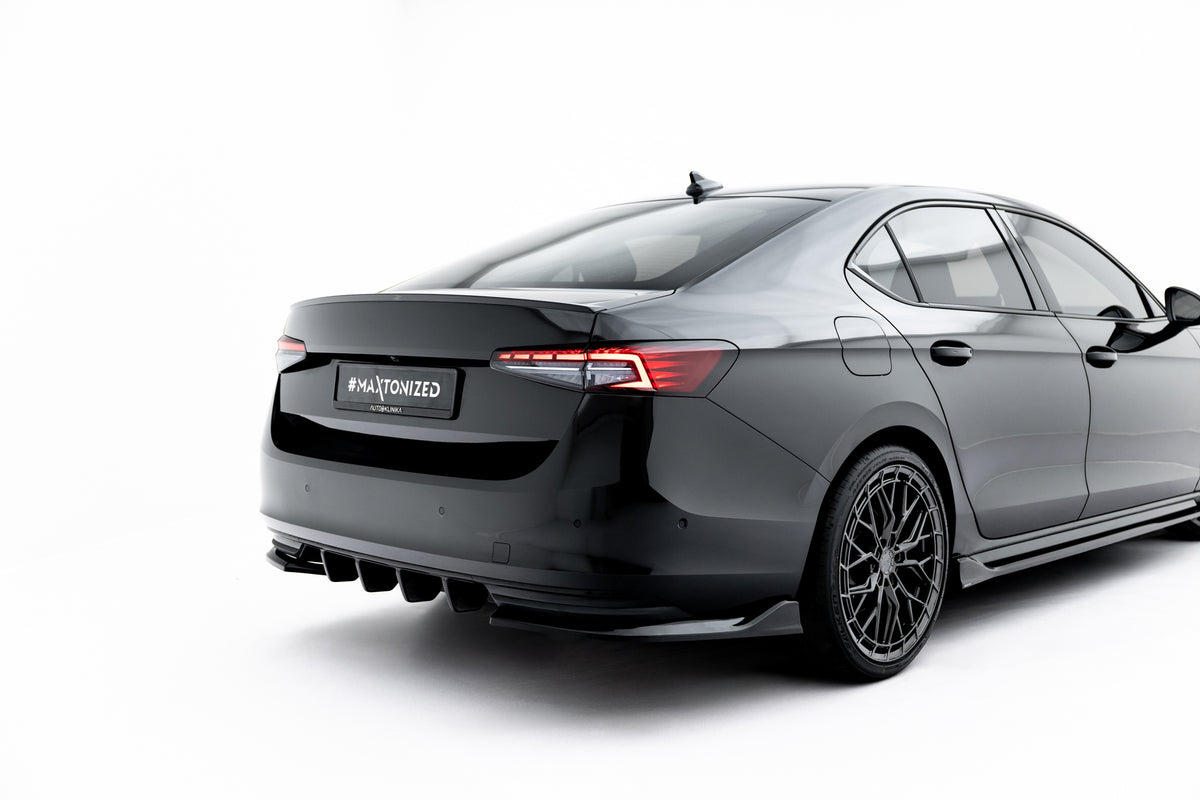 Nærbilde av sidesplitter bak i blank sort finish for Skoda Superb Sportline Mk4