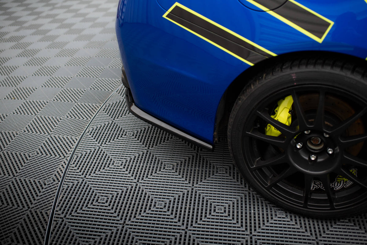 Bakre sideflaps V.2 til Subaru WRX STI vist fra undersiden med monteringspunkter
