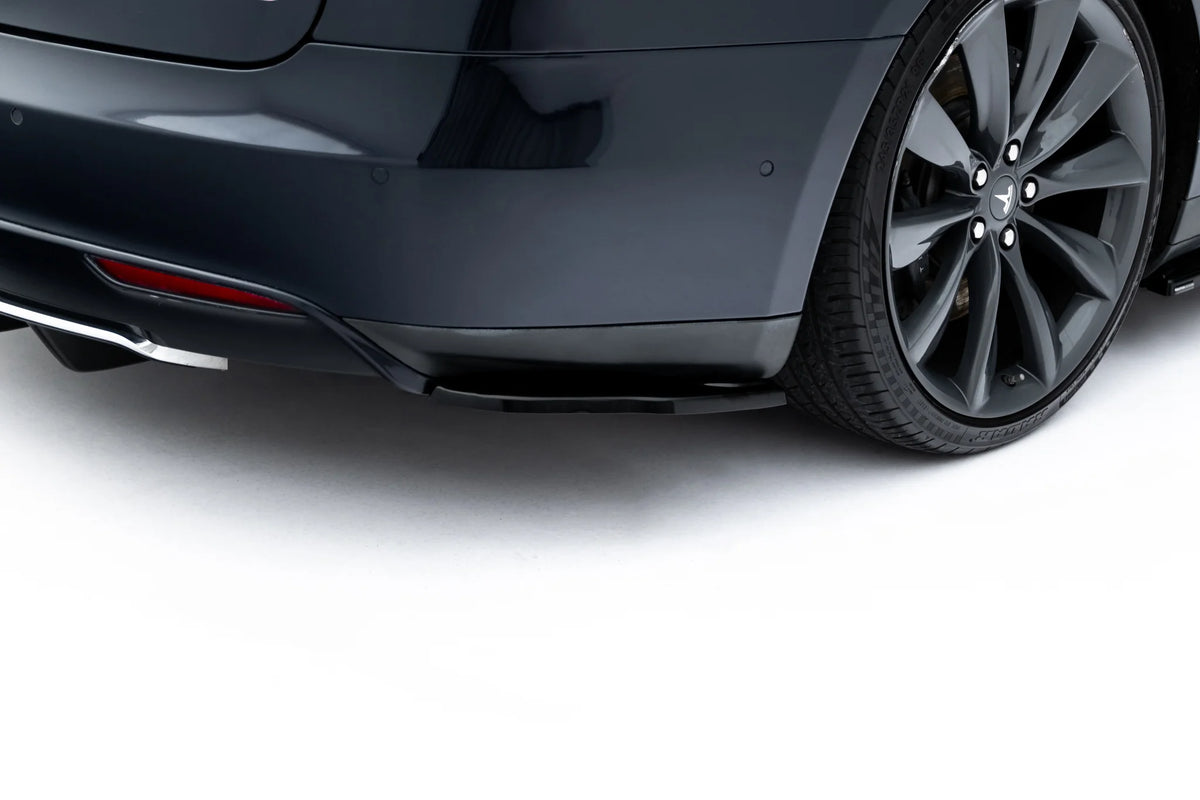 Maxton Design sidesplittere bak montert på Tesla Model S Mk1