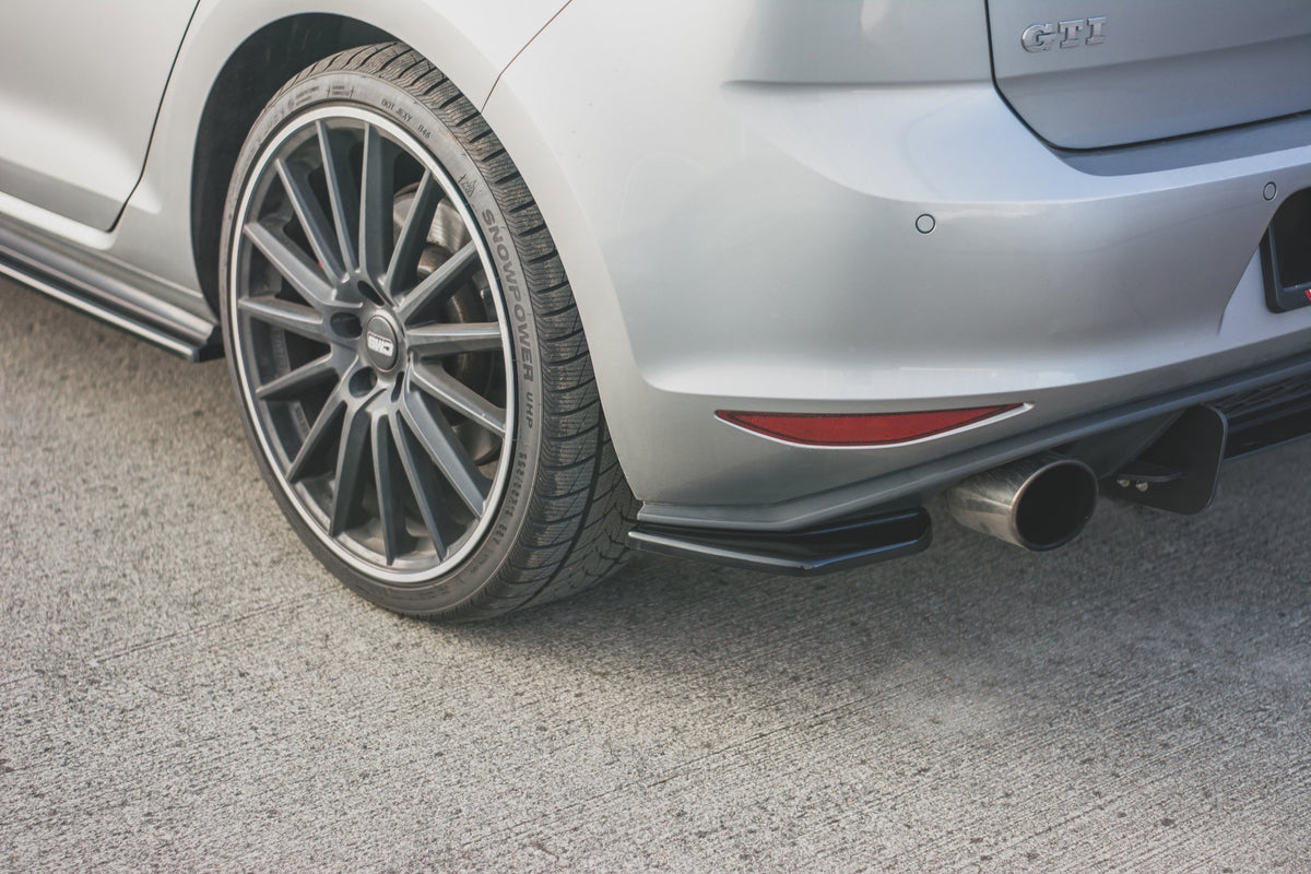 Bakre sideflaps V.2 til VW Golf 7 GTI fra Maxton Design i sort finish