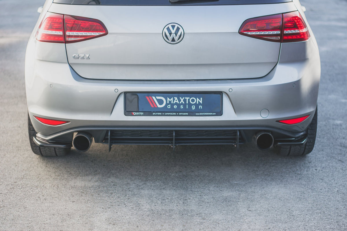 Sidesplitter montert på bakre støtfanger på VW Golf 7 GTI, skrå vinkel